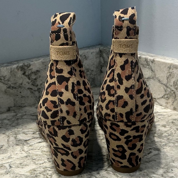 NWOB Tom’s Kelsey Desert Tan Leopard Print Suede Wedge ankle Boots Sz 6 - Picture 5 of 10